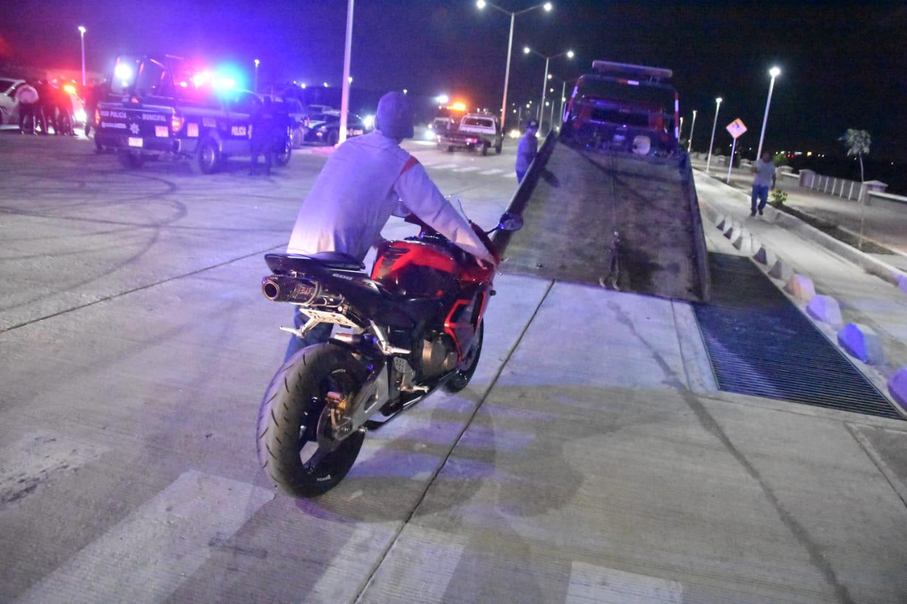 $!Van 31 vehículos asegurados y un detenido por arrancones en Nuevo Malecón, en Culiacán