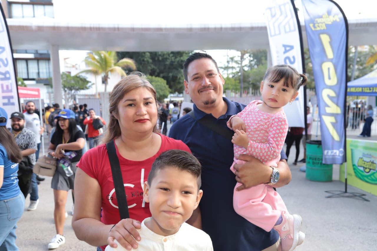 $!Karen Rojas y Pedro Uzeta con sus hijos Antony y Ana Elizabeth.