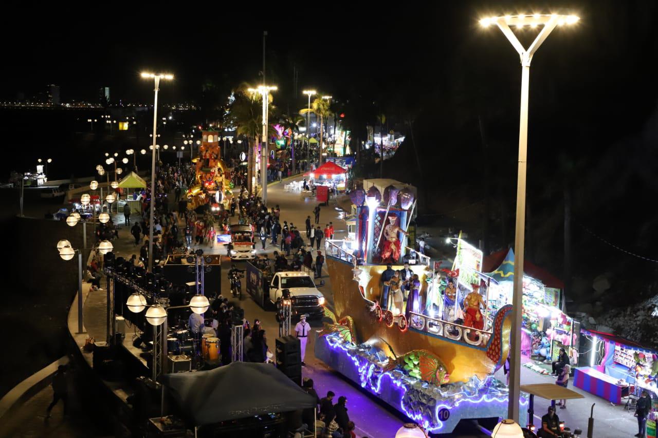 $!Aglomerados y sin cubrebocas, dicen adiós al Carnaval