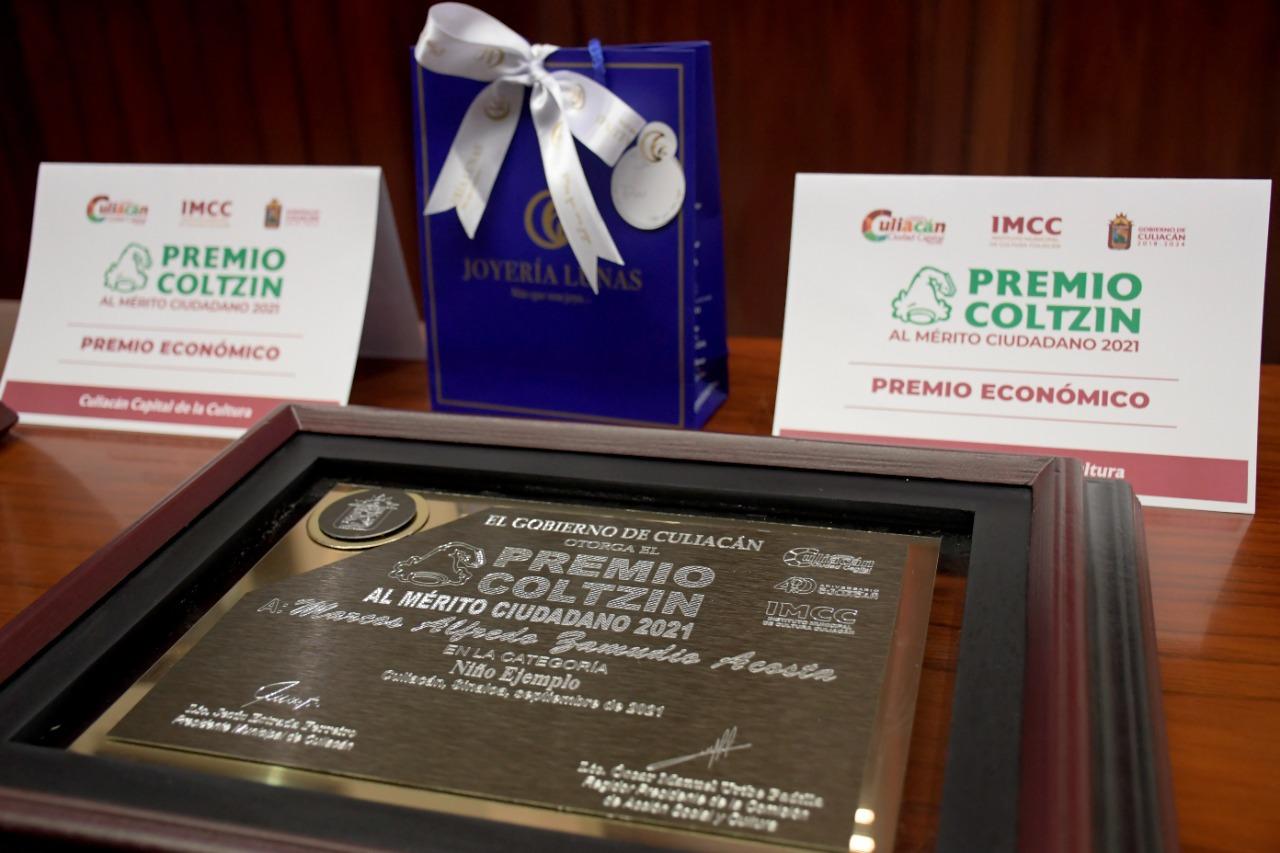 $!Entrega Estrada Ferreiro premios Coltzin a culiacanenses ejemplares por méritos ciudadanos