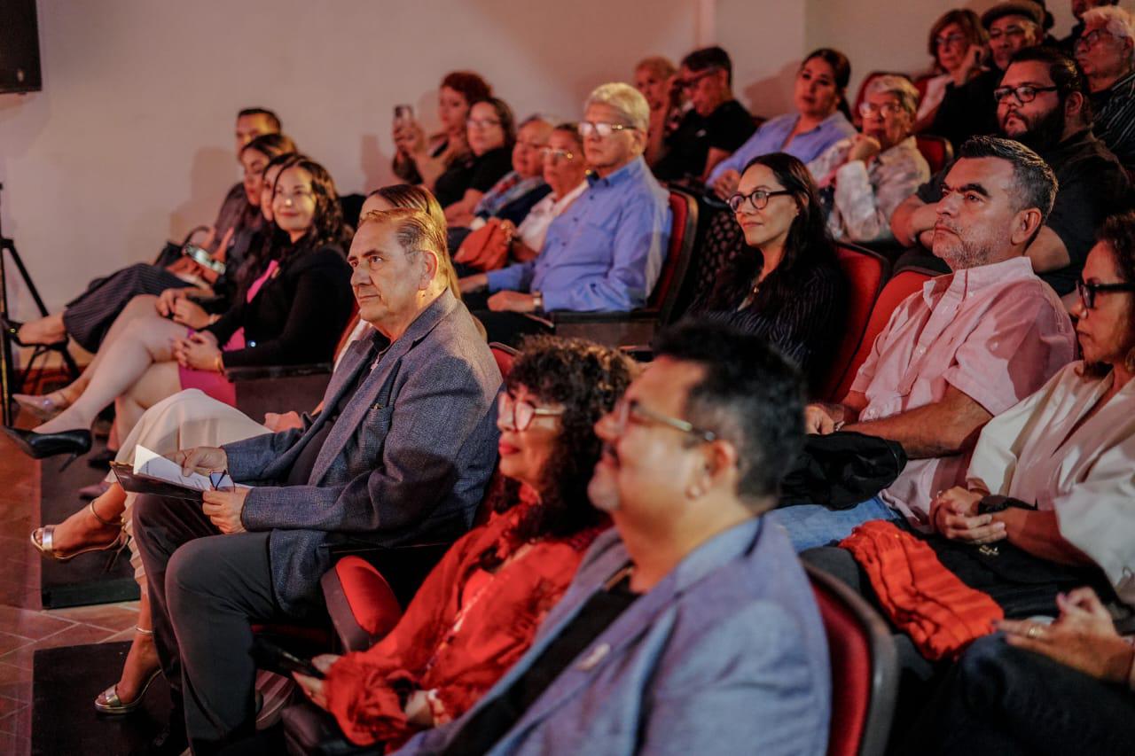 $!Asistentes llenaron el recinto durante la presentación de la obra premiada.