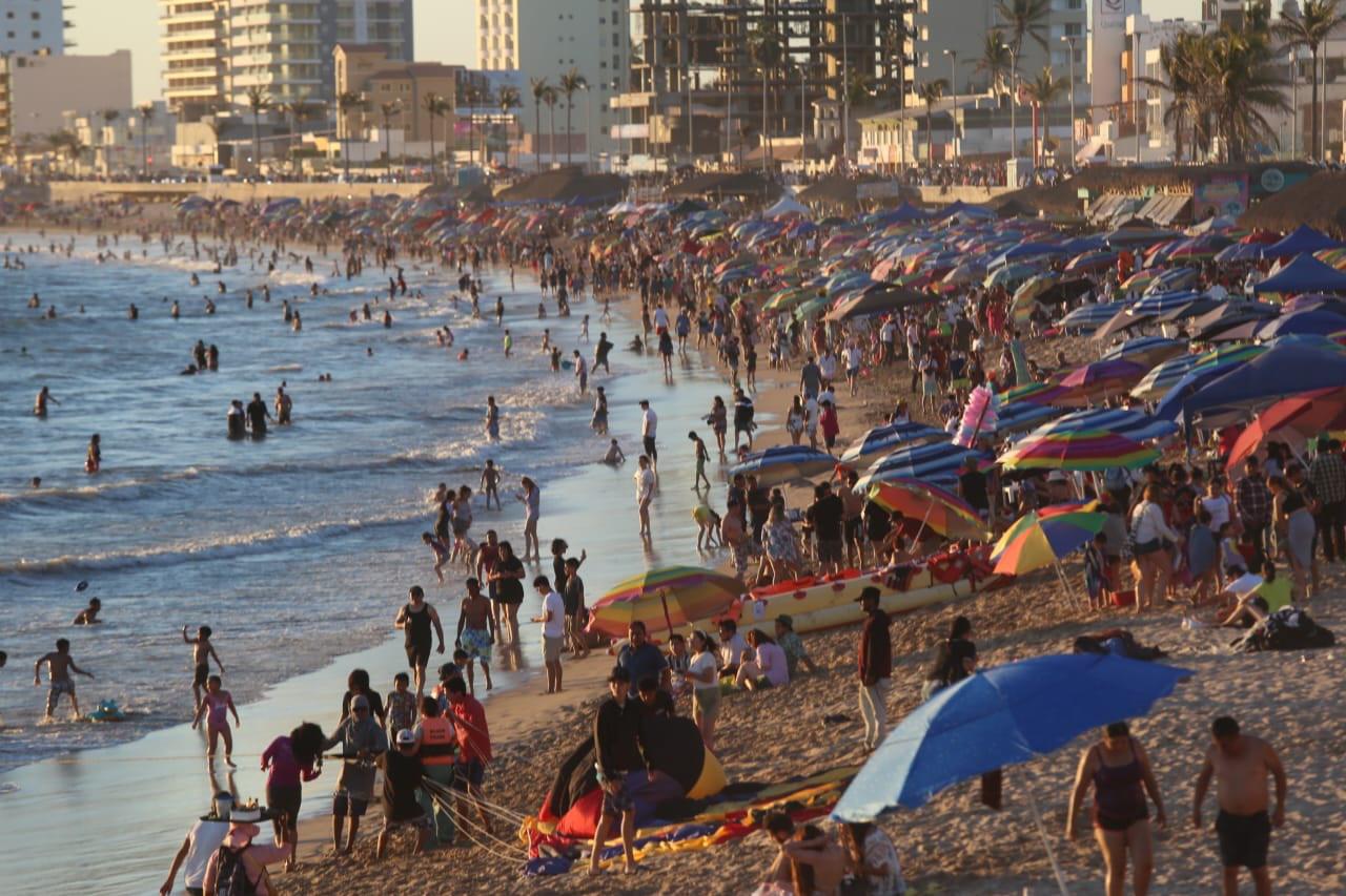 $!Registra Mazatlán récord en playas: 140 mil bañistas en un solo día