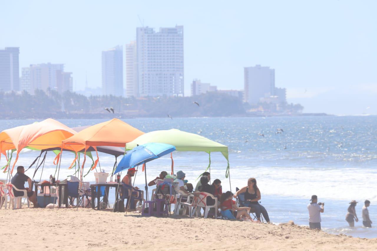 $!Llegan poco a poco bañistas a las playas de Mazatlán para disfrutar del Sábado de Gloria