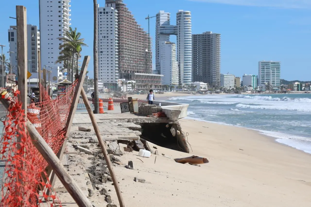 $!Además de seis socavones, oleaje deja daños en muros de contención y accesos del malecón de Mazatlán