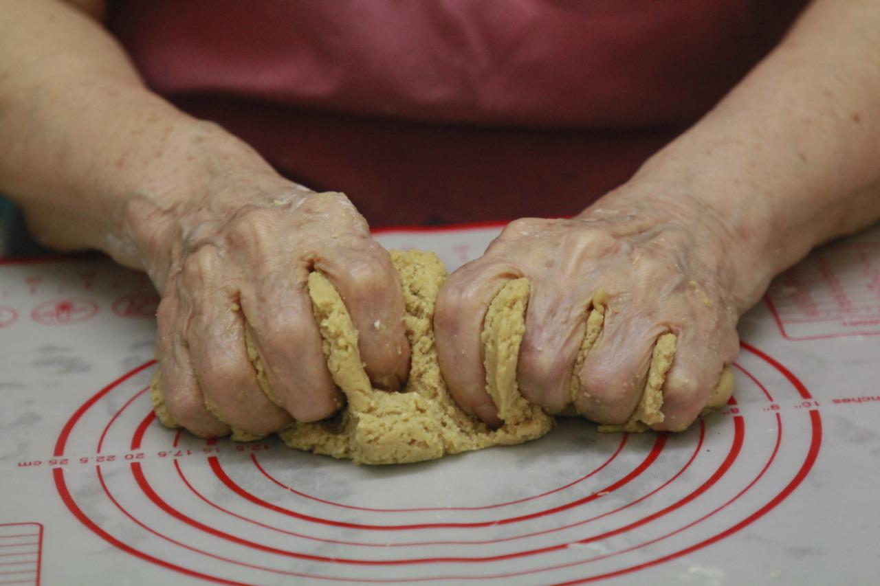 $!Con el sazón de la abuela, Alejandra hace deliciosas conchas rellenas y panes especiales en Culiacán