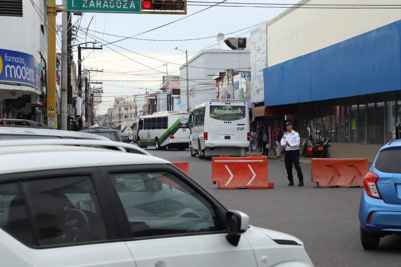 $!Cierran esporádicamente calle Aquiles Serdán en Centro de Mazatlán por flujo vial
