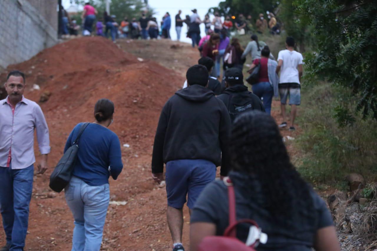 $!‘Acampan’ adolescentes en el Hospital Militar de Mazatlán para vacunarse contra el Covid