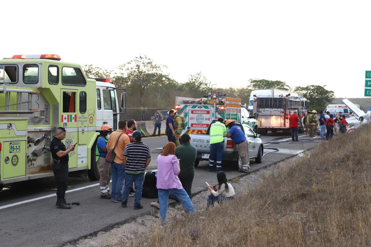 $!Avioneta aterriza de emergencia en Autopista Mazatlán-Culiacán