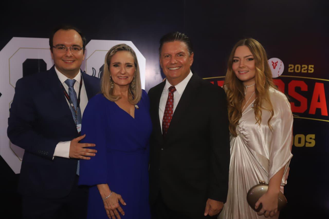 $!Elena Zorrilla de Barros e Ismael Barros entre sus hijos, Ismael y Ana Sofía.