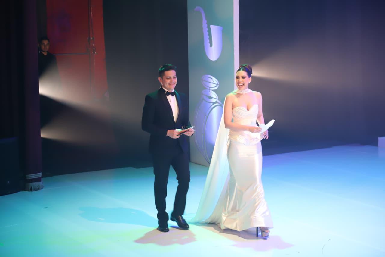 $!Paco Vazga y Corina Beltrán condujeron la velada, guiando al público a lo largo del certamen celebrado en el Ángela Peralta.