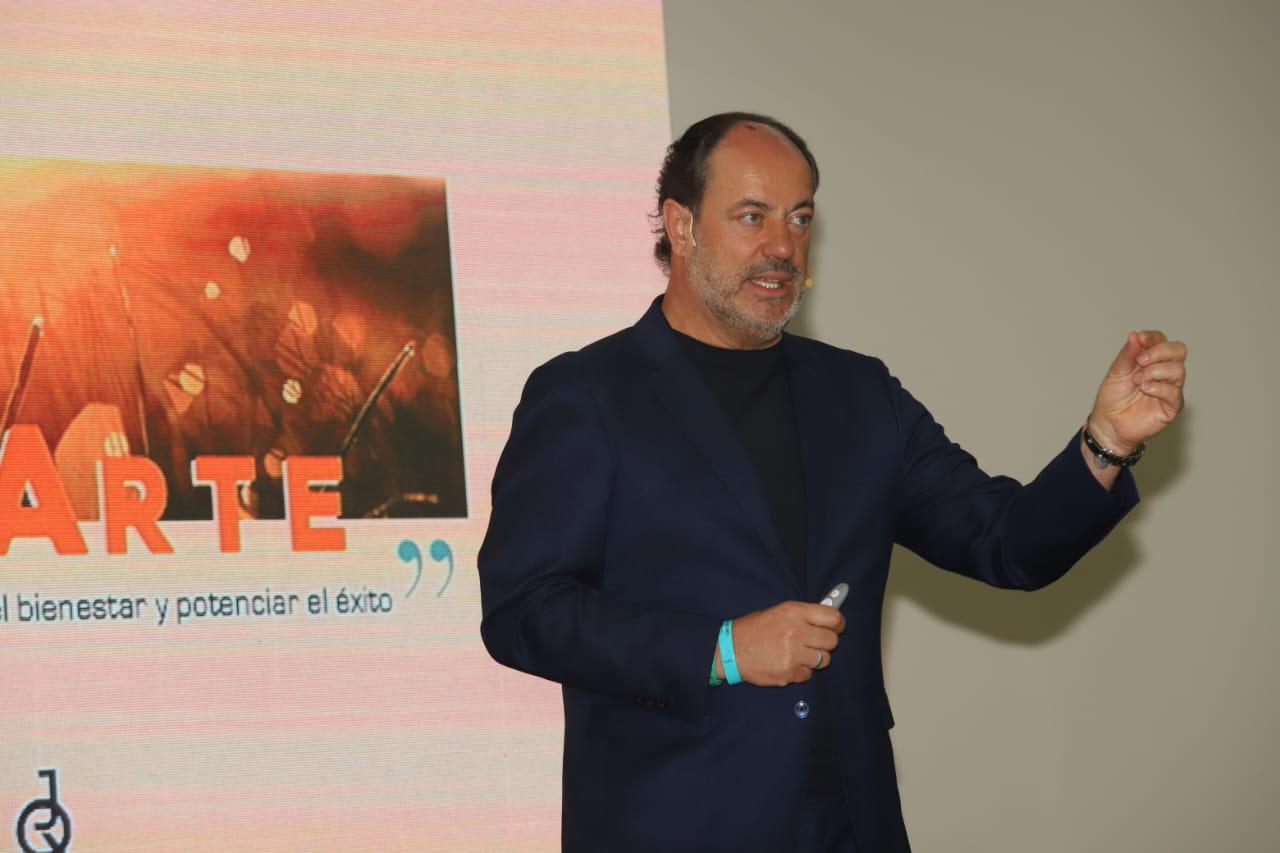 $!Juanma Quelle durante la conferencia denominada “Positivarte: La felicidad es más que instantes”, que organizó Fundación MAPA.