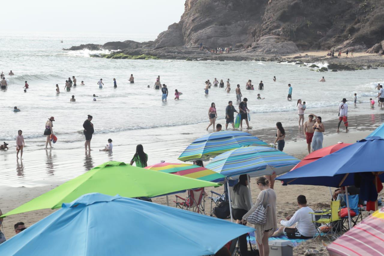 $!Viven tarde de algarabía en las playas de Mazatlán durante Semana Santa