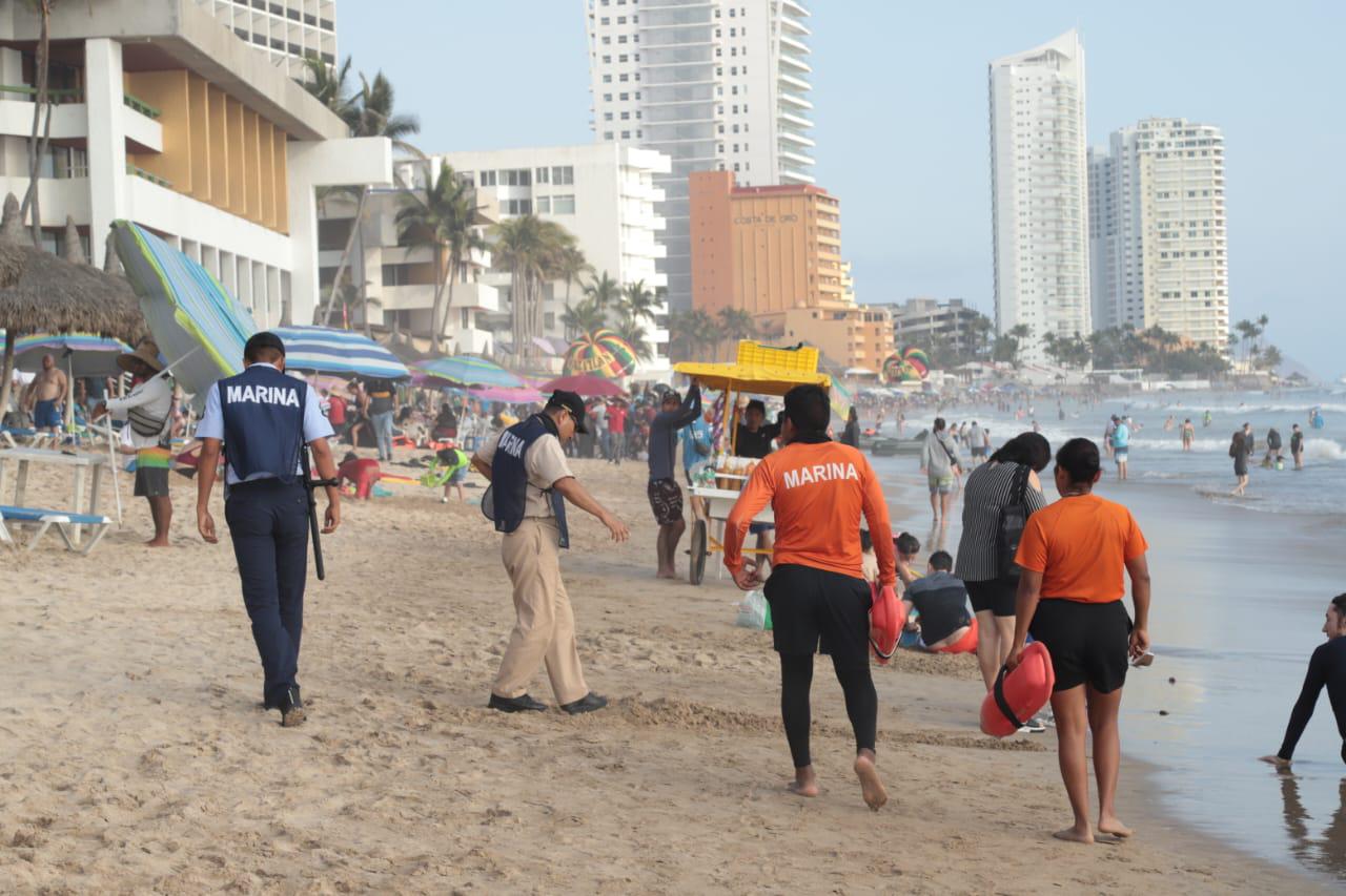 $!Viven tarde de algarabía en las playas de Mazatlán durante Semana Santa