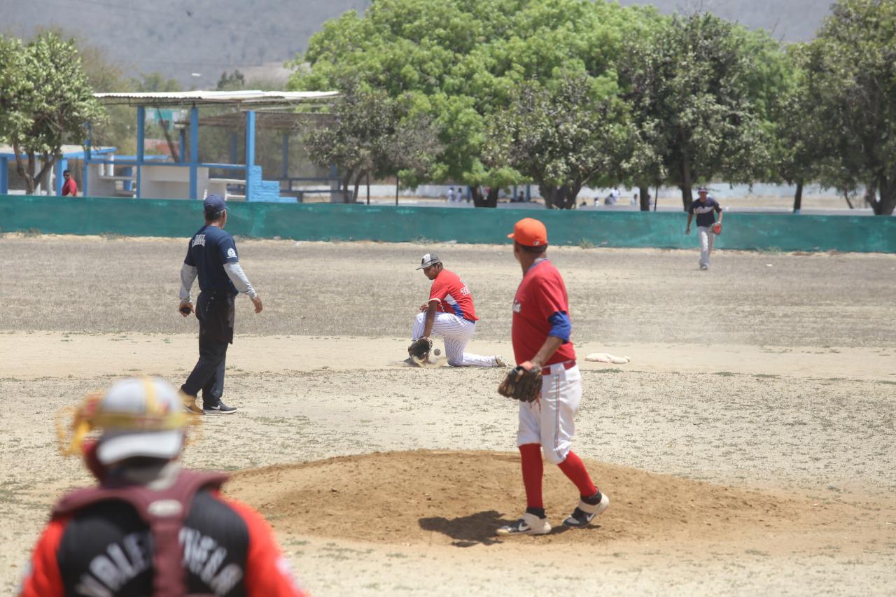 $!Grupo Rigel se impone en la Liga de Beisbol Máster del Chololos