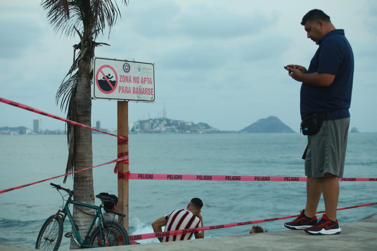 $!Cierran en Mazatlán tres áreas de playa por corrientes marinas y zanjas