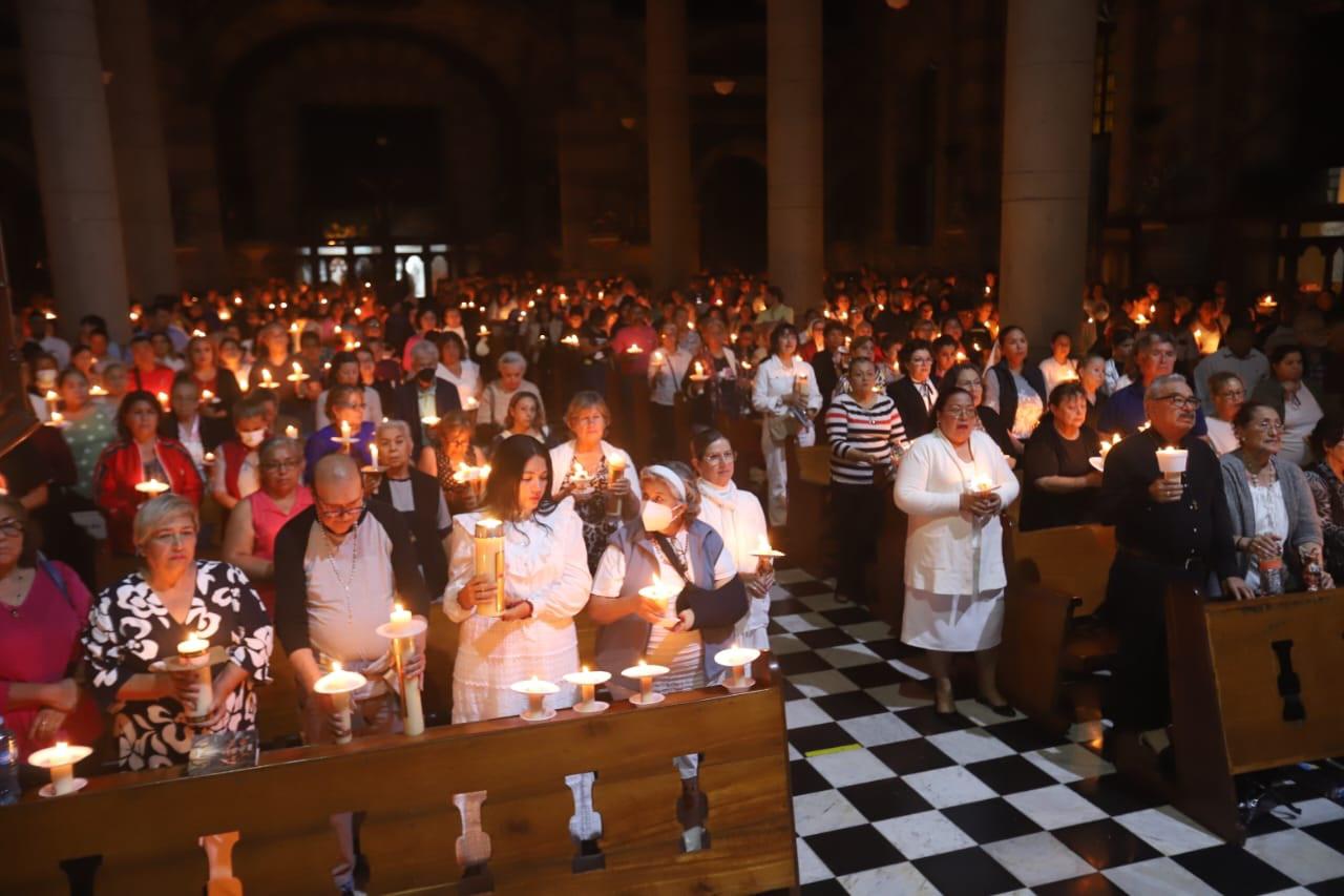 $!Celebran Resurrección de Jesucristo; encienden cirios y bendicen agua en Catedral de Mazatlán