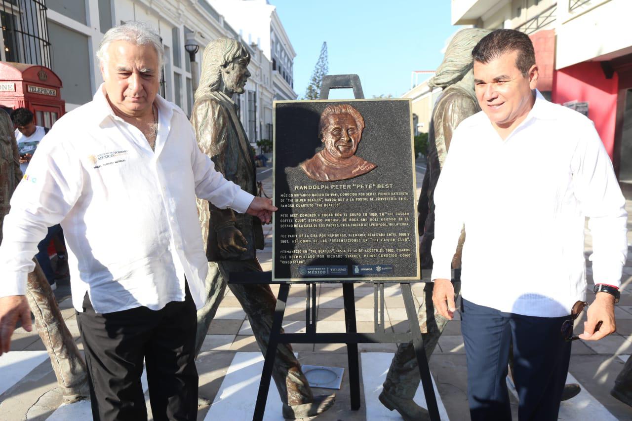 $!Develan placa en honor a ex baterista de The Beatles en Mazatlán