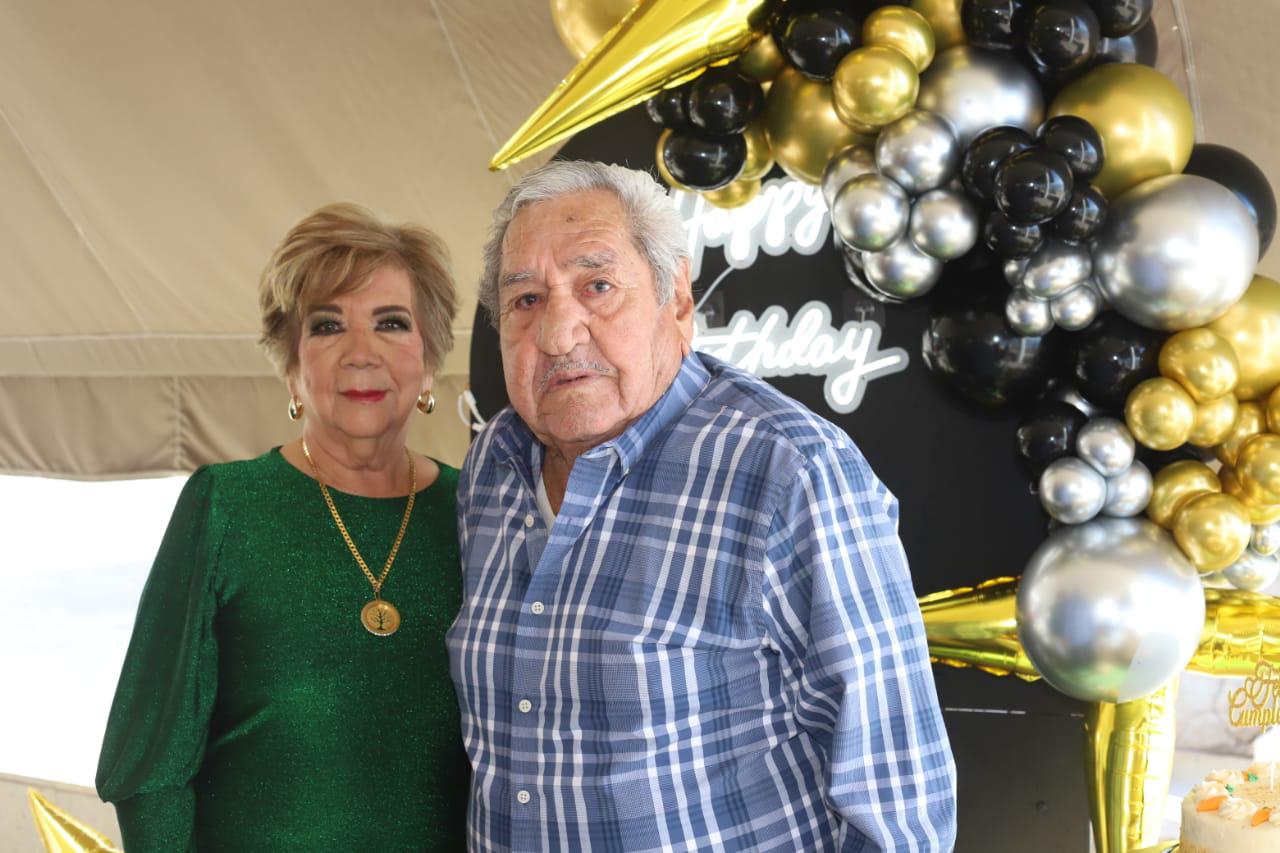 $!La cumpleañera junto a su esposo José Luis Soto.