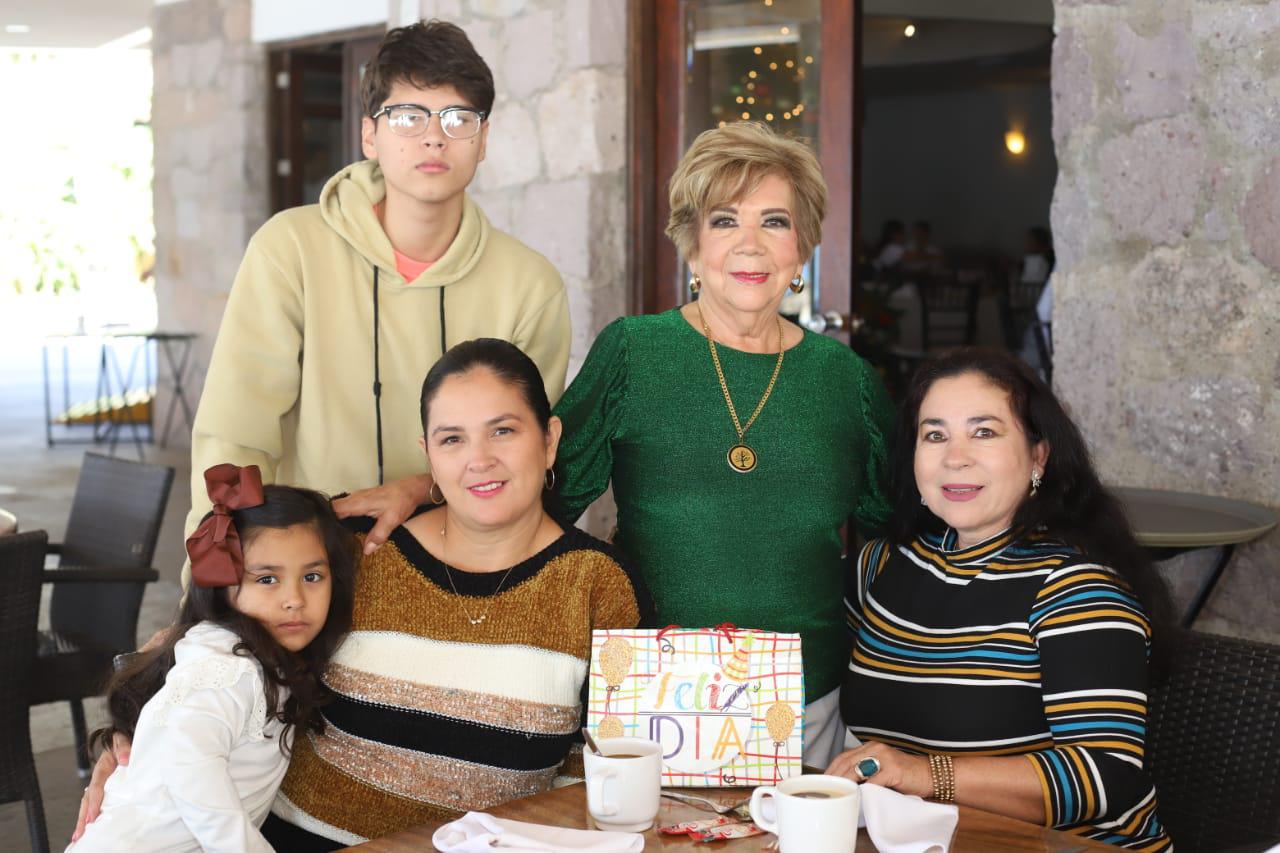 $!Luis Ángel Mora y Lucy Calleros de Soto. Sentadas, Camila Mora, Cecilia Osuna y Rosario Osuna.