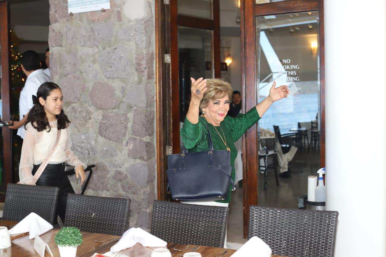 $!Lucy a su llegada al lugar donde se realizó su festejo.