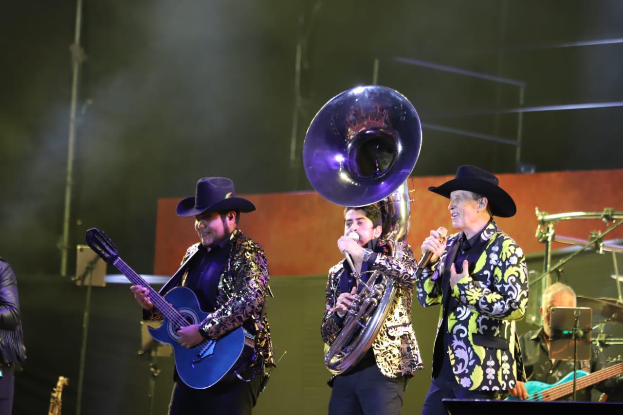 $!Conquista Emmanuel y Alexander Acha al público de la Coronación de Carolina III