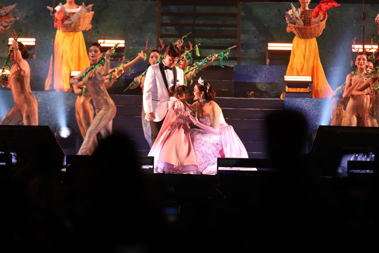 $!Jazmín I, homenajeada de plata como Reina de los Juegos Florales recibir su galardón de manos de sus hijos, Jesús Heriberto y Jazmín Athenea Rodríguez Malcampo.