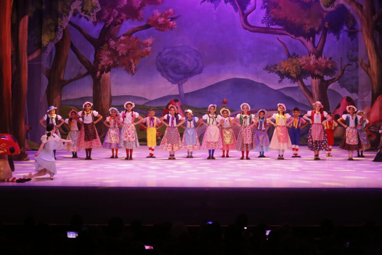$!Alumnos y alumnas de la Escuela de Ballet Clásico de Mazatlán participaron en la obra.