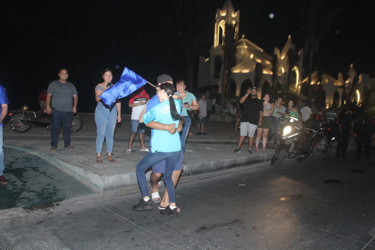 $!Aficionados en Mazatlán festejan el título del Cruz Azul