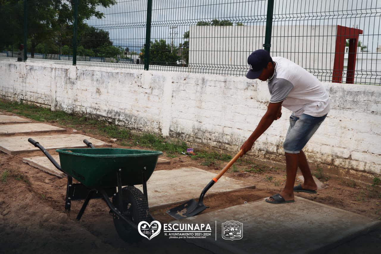 $!Supervisan obras en la unidad deportiva ‘Benito Juárez’, en Escuinapa