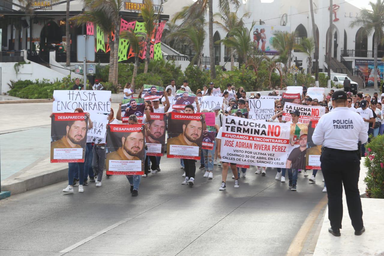 $!Marchan por José Adrián y Rodolfo, desaparecidos en Mazatlán