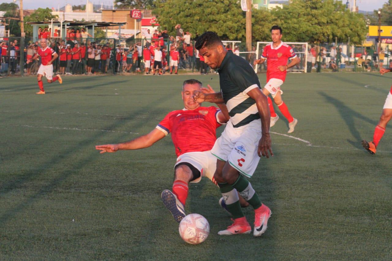 $!Sonido Zeuss-Servigrúas se lleva carro completo en la Liga Superveteranos