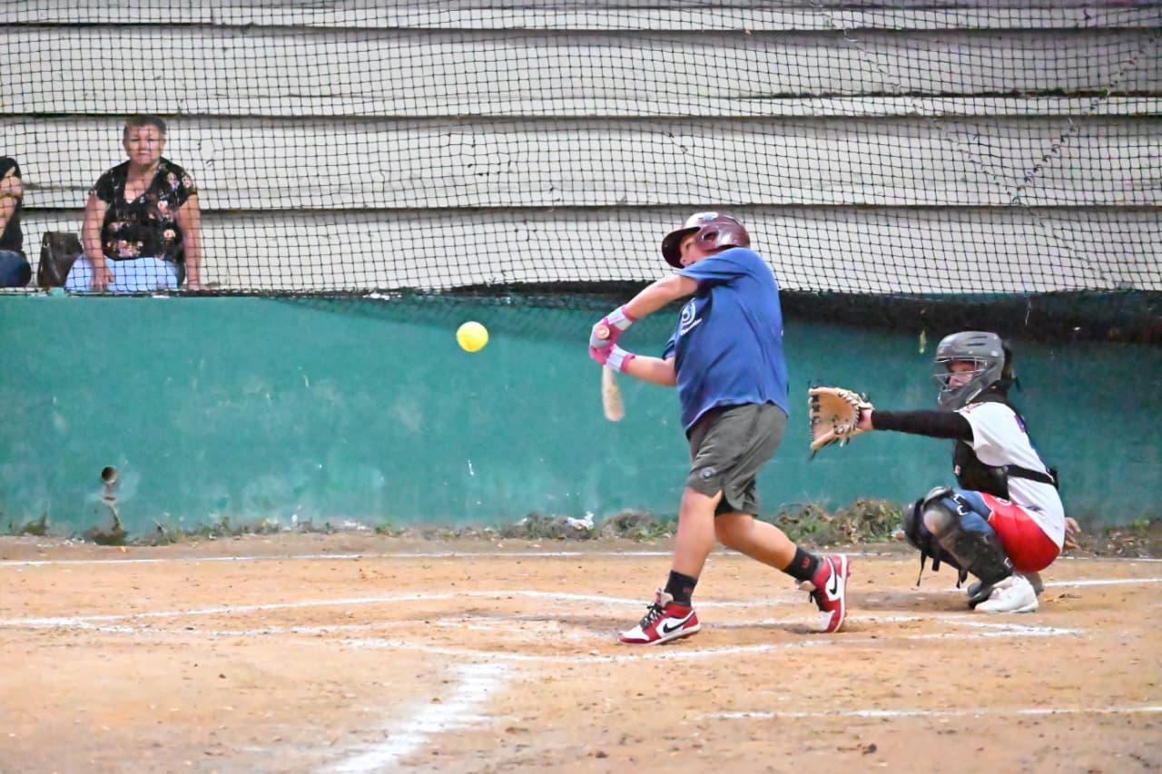 $!Tryout de softbol reúne a 43 jóvenes en la Unidad Deportiva Benito Juárez