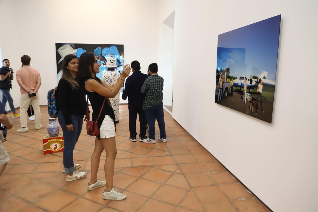 $!Los asistentes tuvieron la oportunidad de apreciar la exposición de Eduardo Sarabia.