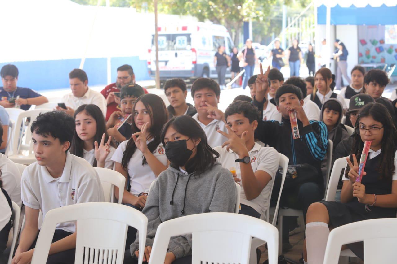 $!La comunidad estudiantil que se dio cita en el foro de la Feria del Libro de la Universidad Autónoma de Sinaloa 2025.