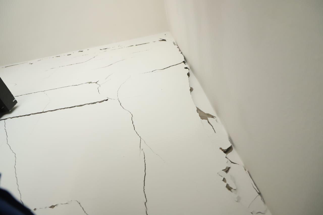 $!Lluvias provocan deslave en fraccionamiento sobre cerro y tumba barda en vivienda, al norte de Mazatlán