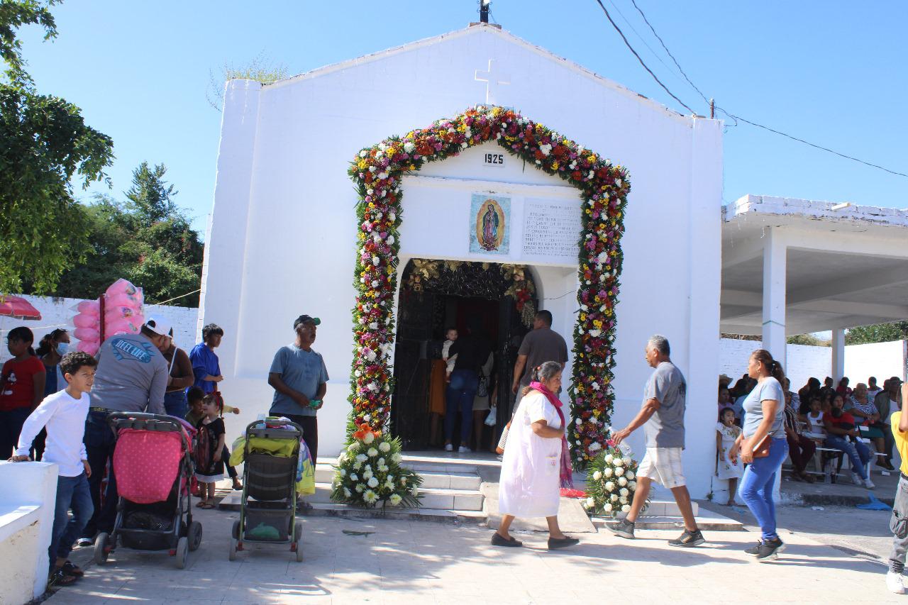$!Fieles a la Virgen de Guadalupe llegan a la Capilla de ‘El Gallo’, en Escuinapa