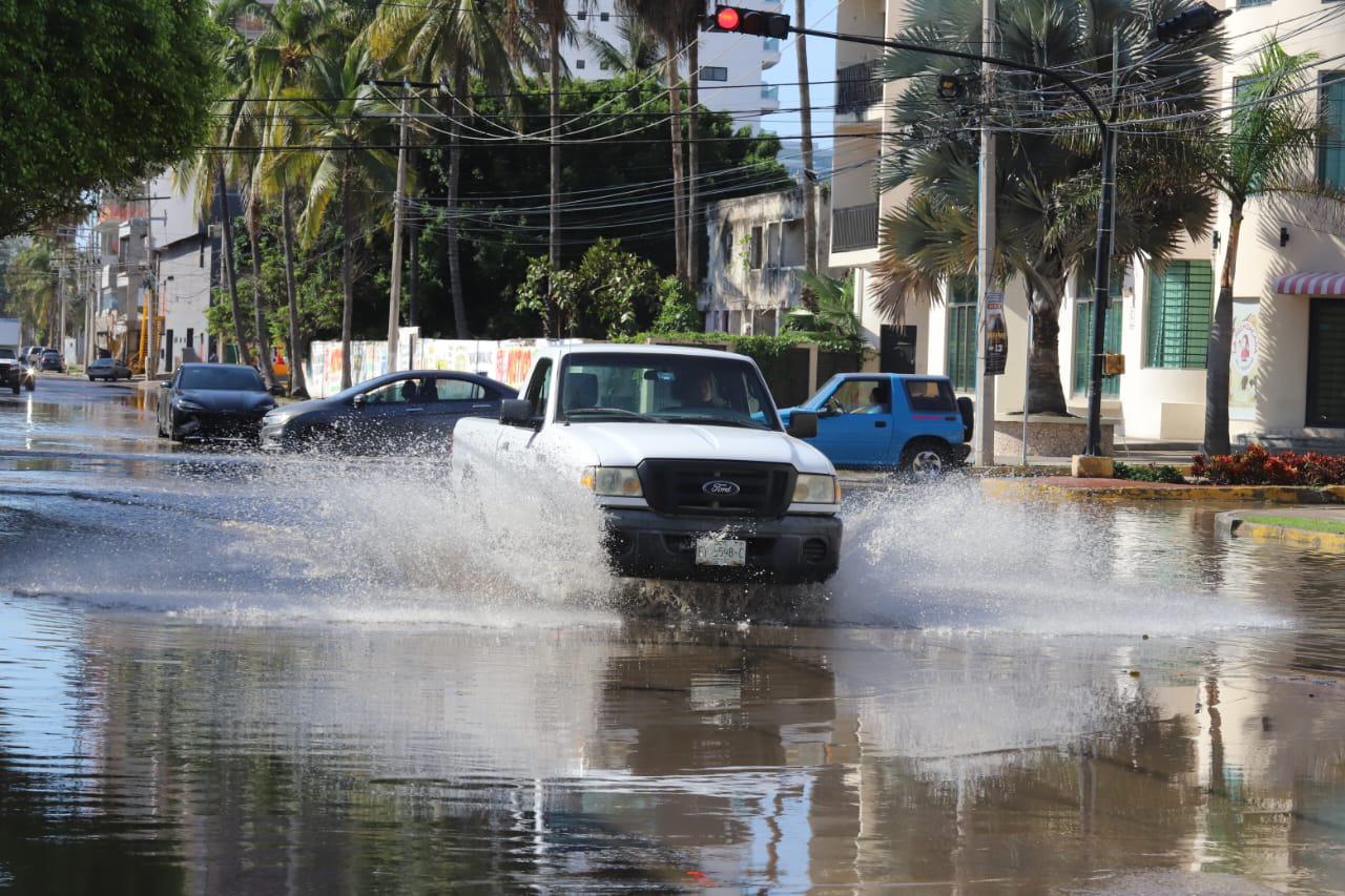 $!Dura cerca de 14 horas inundación de tramo de la Avenida Cruz Lizárraga tras lluvias en Mazatlán