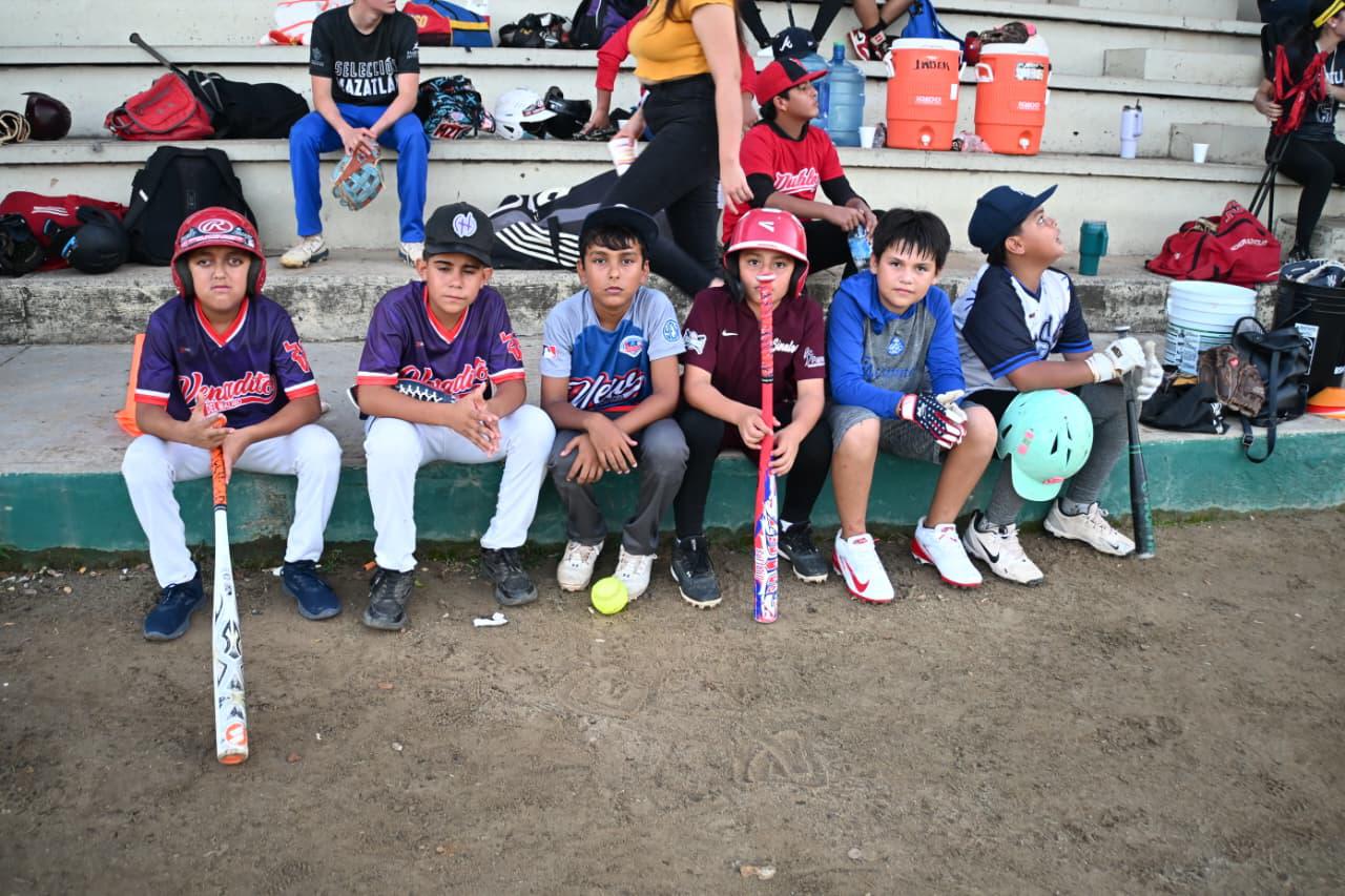 $!Tryout de softbol reúne a 43 jóvenes en la Unidad Deportiva Benito Juárez
