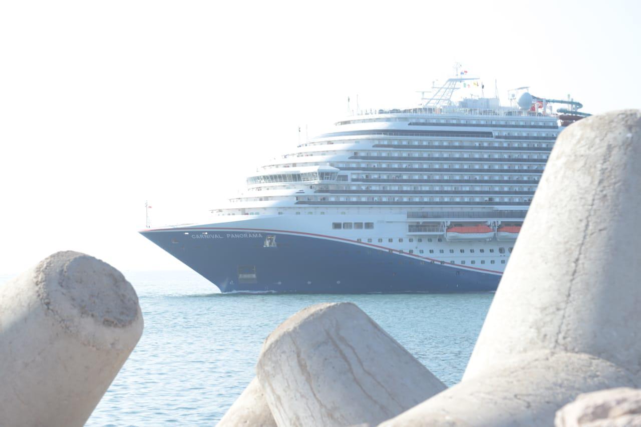 $!Arriban a Mazatlán el Carnival Panorama y el Celebrity Summit con 6 mil 460 pasajeros y 2 mil 64 tripulantes