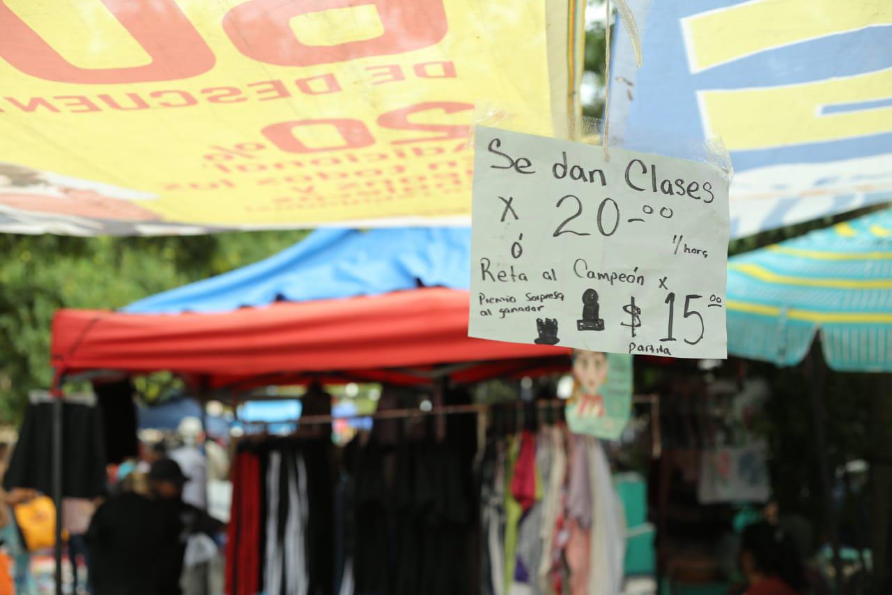 $!¿Le sabes al ajedrez? En Mazatlán, Luis te reta a ganarle una partida en el tianguis de la Juárez