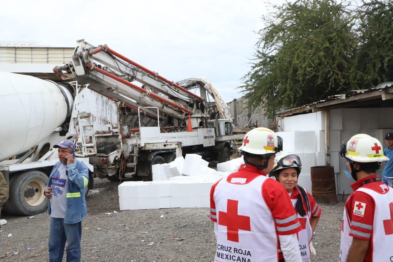 $!Se cae cimbra cuando colaban el techo de una bodega en Mazatlán