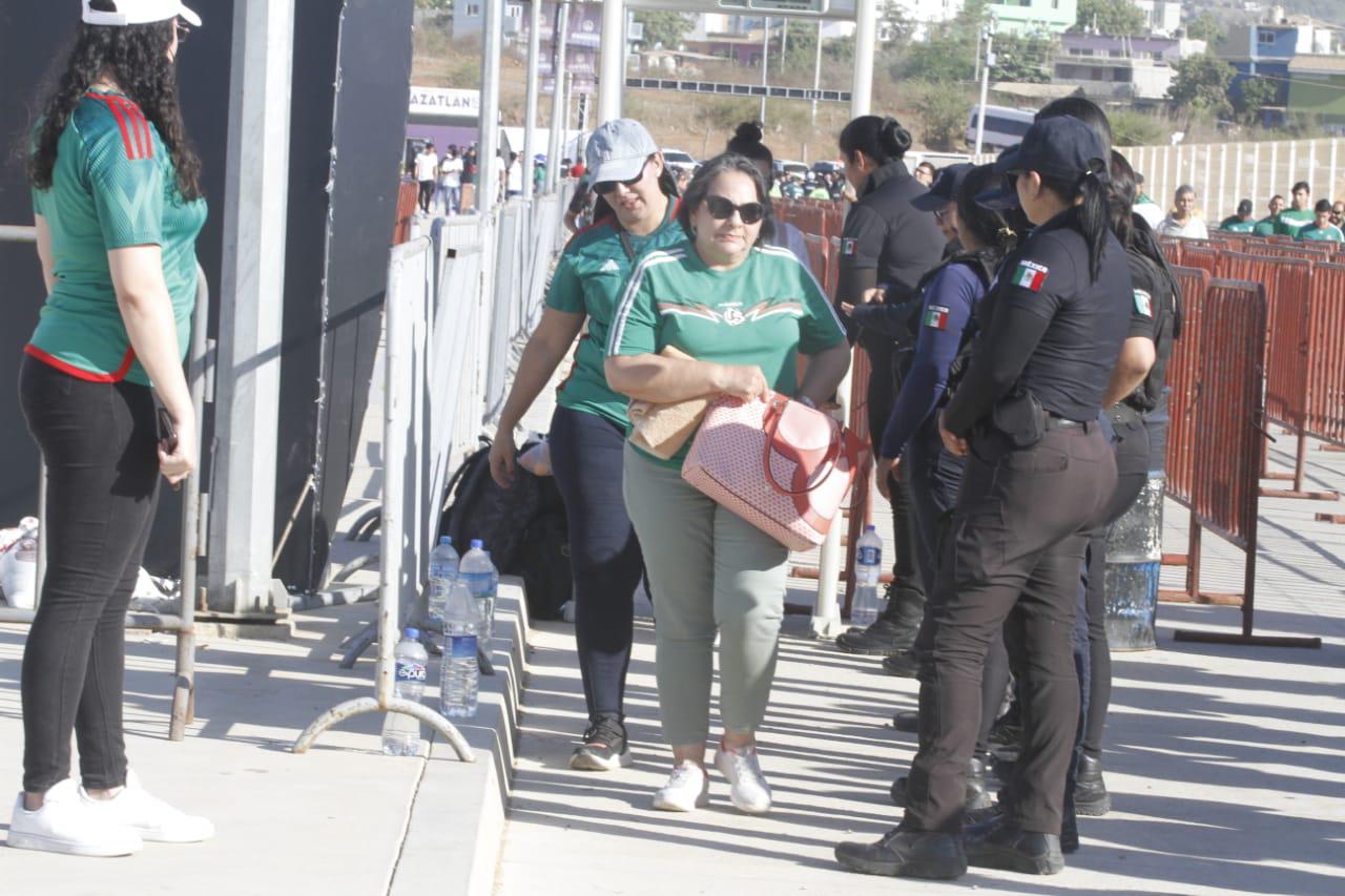 $!El ambiente de fiesta se empieza a sentir en el Kraken