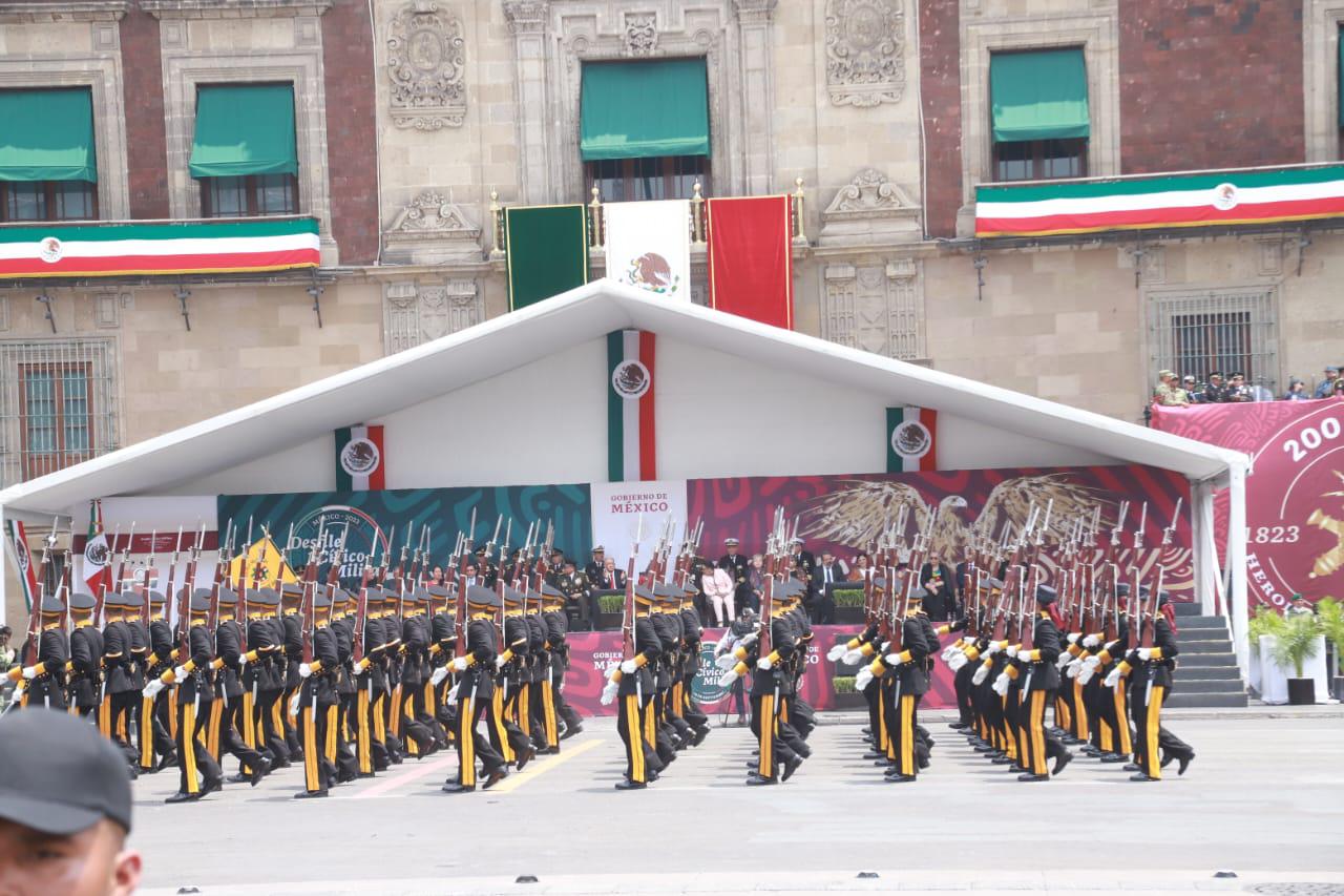 $!Sin representantes de otros poderes, AMLO encabeza desfile en 213 aniversario de la Independencia
