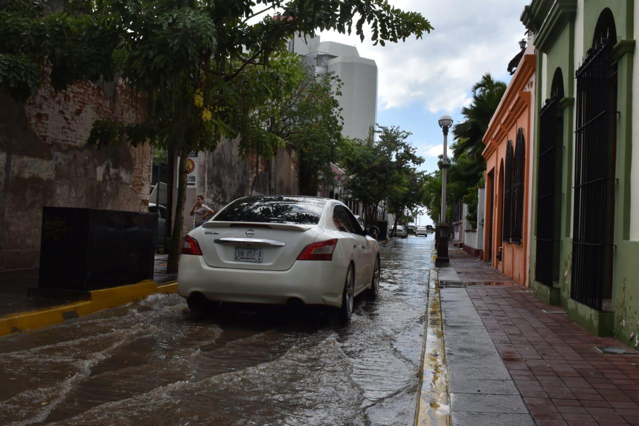 $!Cae fuerte lluvia acompañada de granizo en Mazatlán