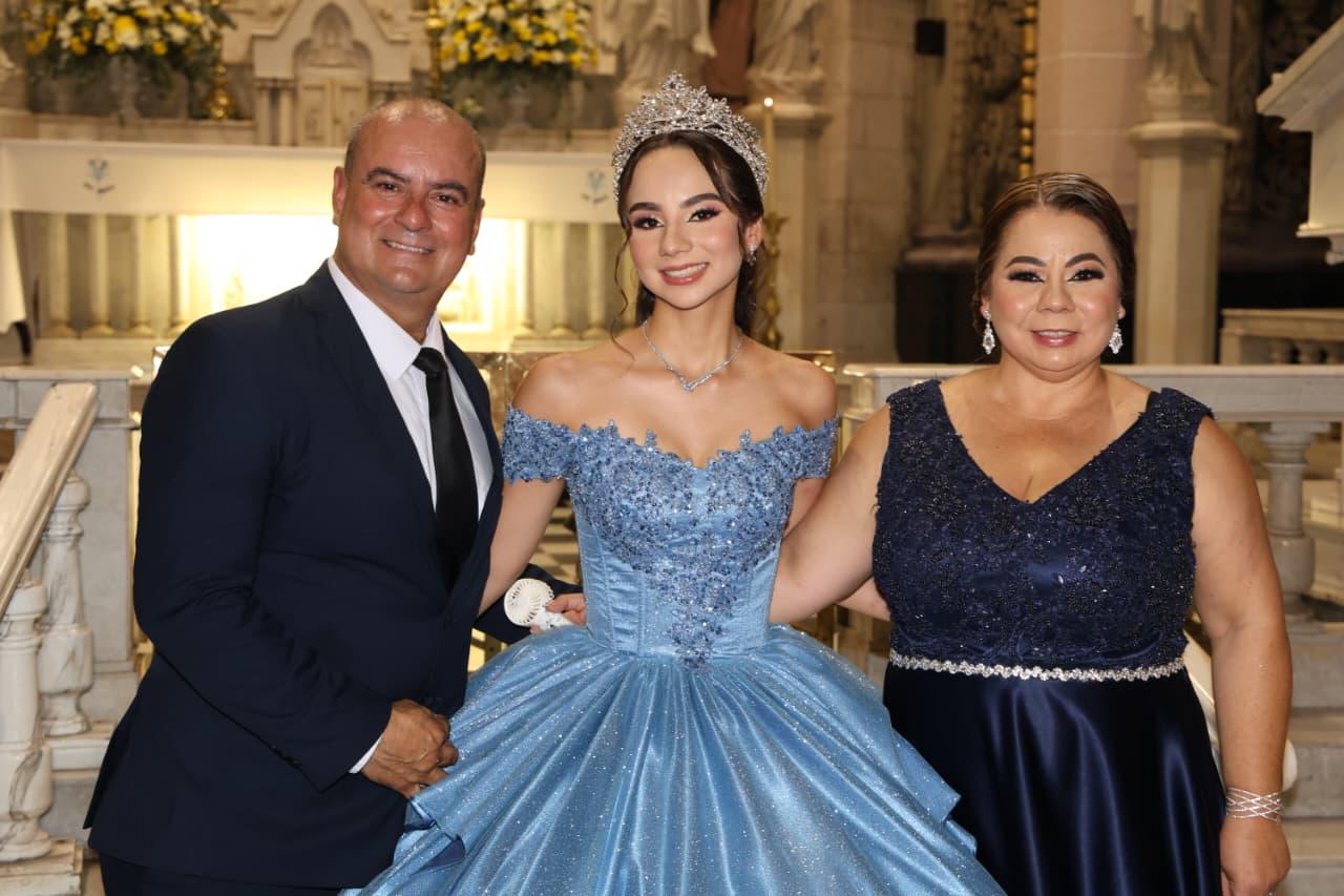$!La quinceañera entre sus papás, Adón González y Karla Cárdenas.