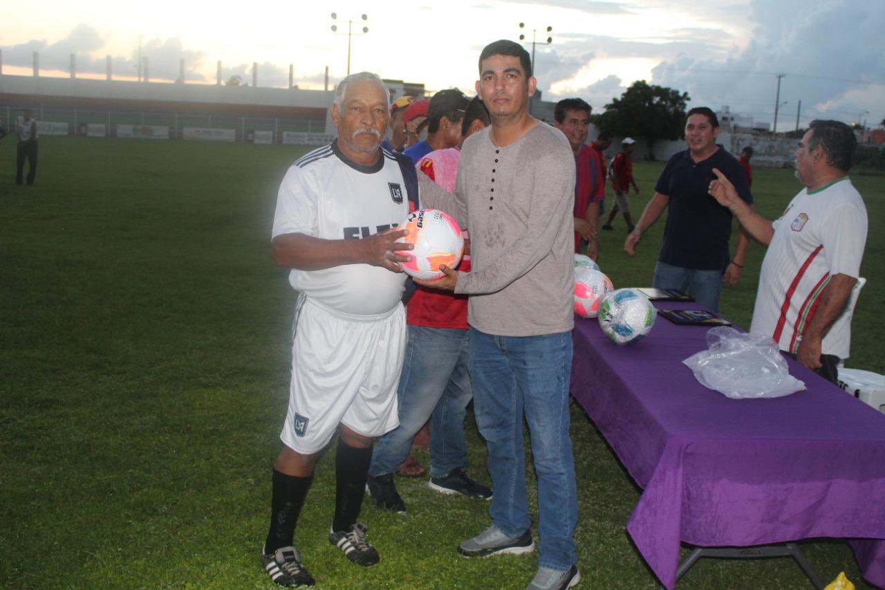 $!Los jugadores reciben material deportivo.