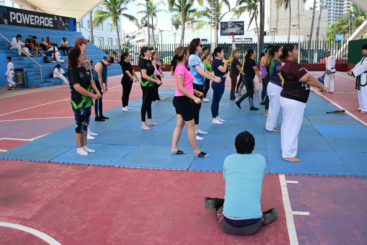 $!Mamás mazatlecas celebran su día con máster class de taekwondo