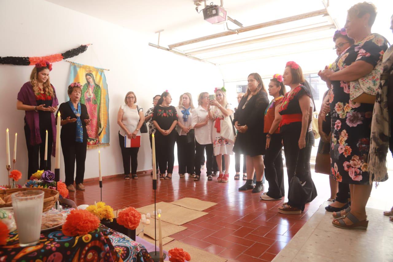 $!Imelda Morales de Chicuate y Lucy Calleros, presidenta y coordinadora del Comité del grupo de damas, explicaron en qué consiste la tradición de los altares.