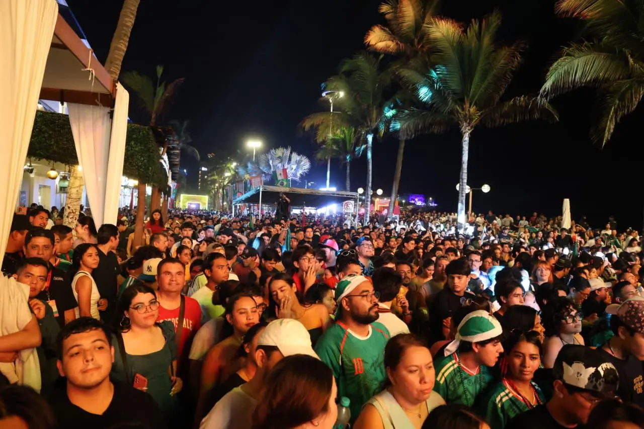 $!Guaynaa ‘arma’ la fiesta en Olas Altas y pone a bailar a Mazatlán