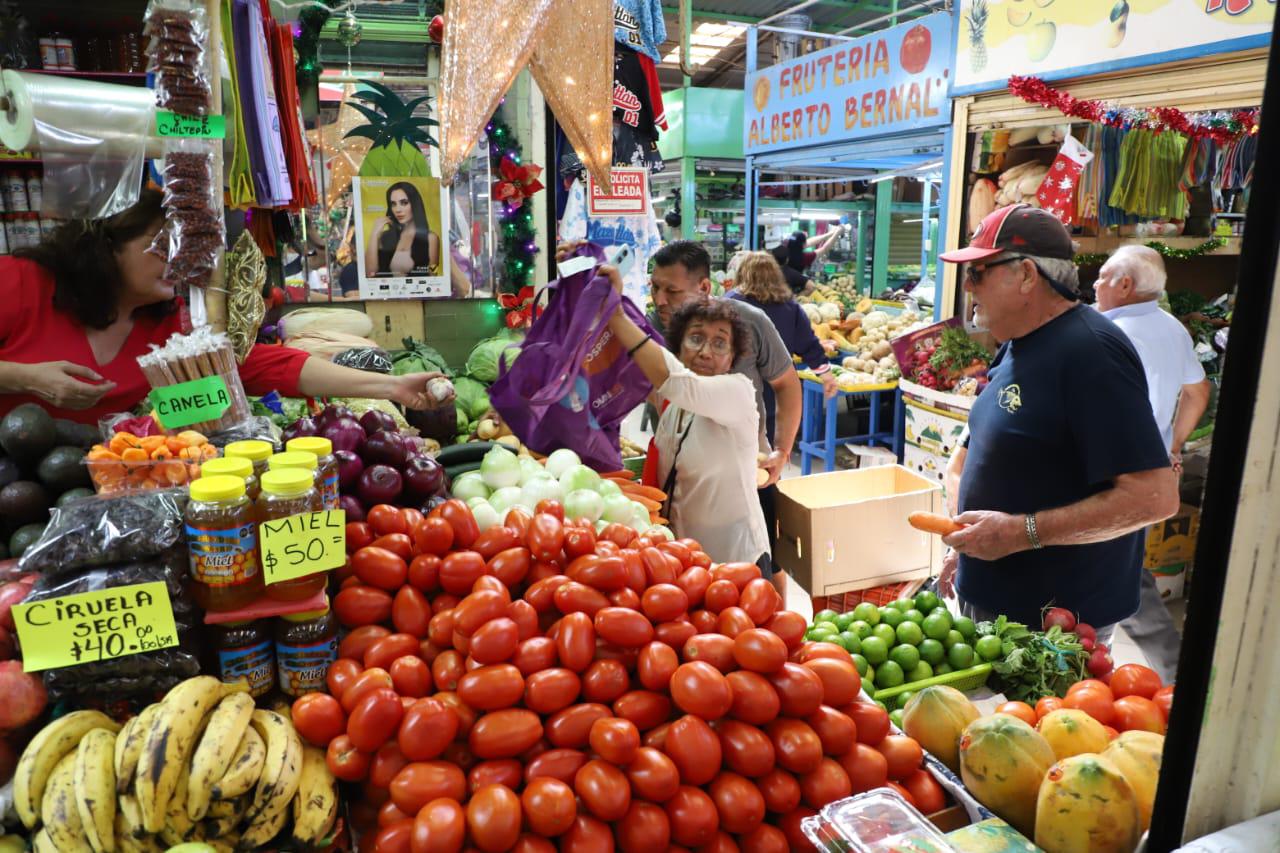 $!Salen mazatlecos a comprar lo necesario para la cena de Noche Buena